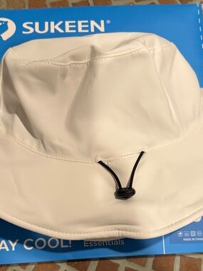 NWT Sukeen White Bucket Hat with Black Drawcord